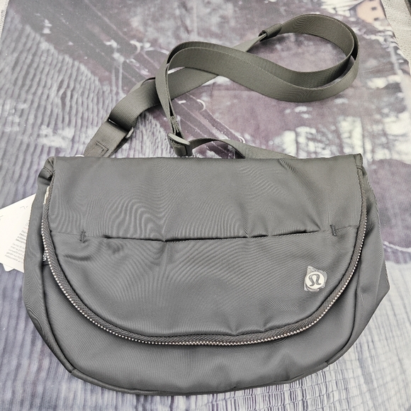 Lululemon silver All Night Festival Bag 5L - Picture 1 of 4